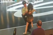 开云官网-真疯狂！库里中国行重庆站：一女球迷赤脚试图冲进场被安保拦下来