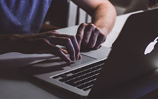 热烈欢迎，温哥华当地印第安部落酋长携族人前往机场迎接穆勒